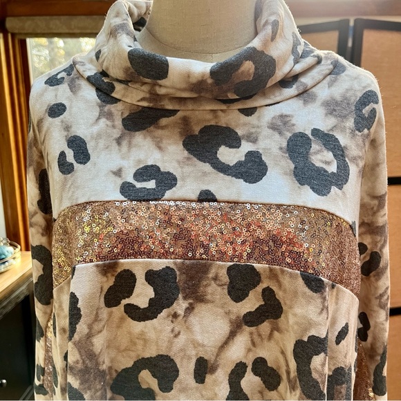 Leopard and Sequin Hi-Low Top - Picture 7 of 9